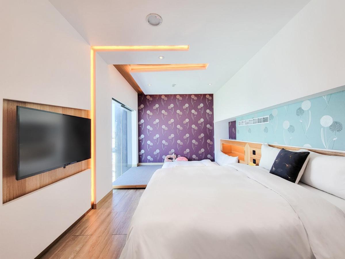 Check Inn Taichung Zhongshan Bagian luar foto